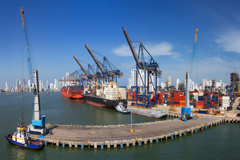 Puerto colombiano con barcos que importan y exportan bienes en el país, parte clave de la economía empresarial en Colombia.
