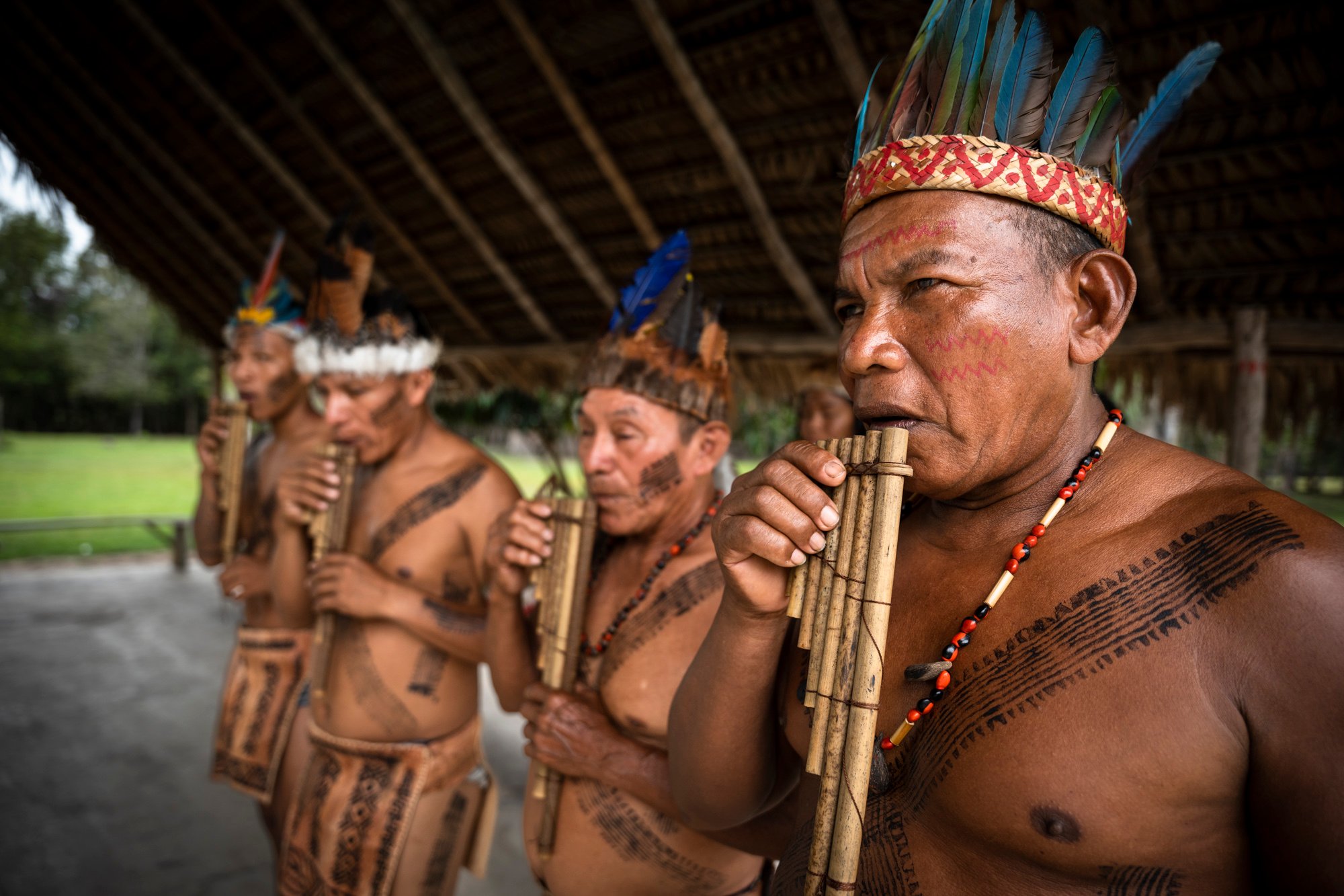Población indígena colombiana tocando instrumentos tradicionales de nuestros pueblos originarios.
