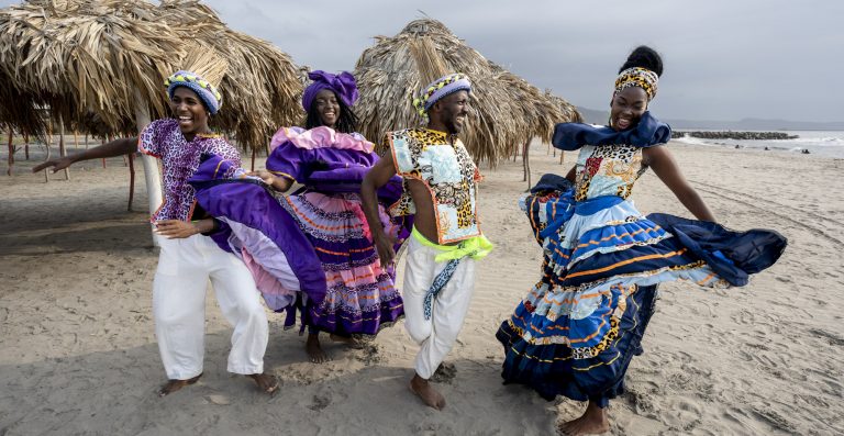 Amigos bailando en una playa de Colombia.