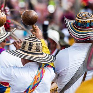 Hombres con trajes e instrumentos típicos que muestran la diversidad cultural en Colombia