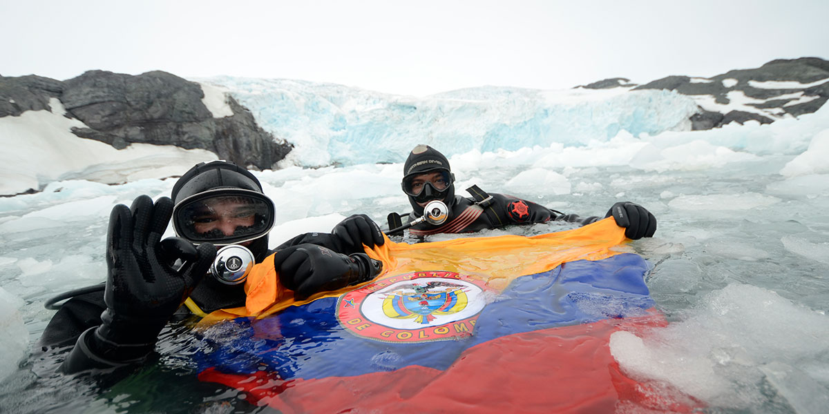 Científicos colombianos en trabajos investigativos en la Antártica. Foto cortesía Canal 1